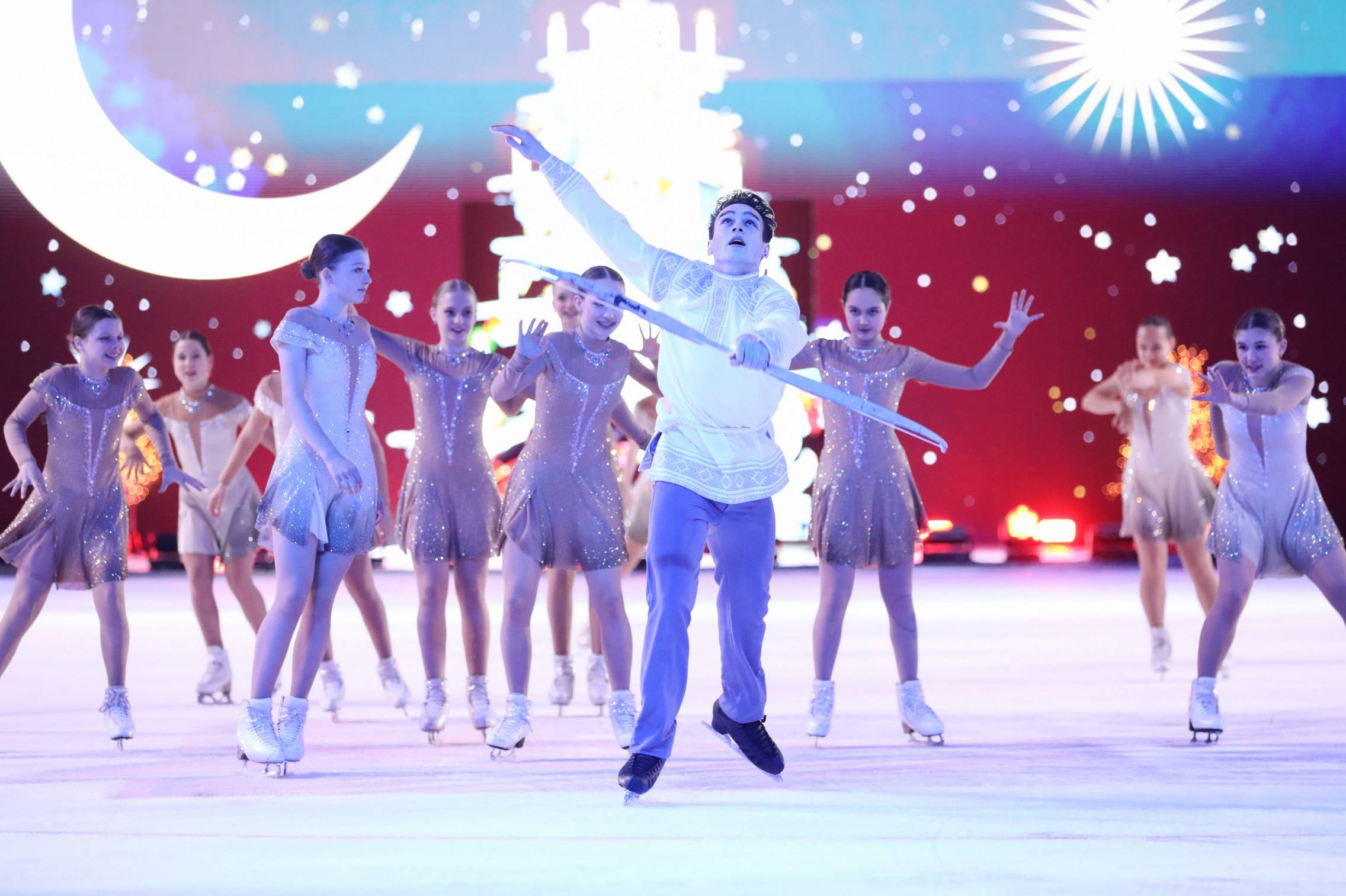 Более 4,3 тыс. сотрудников УК «Кузбассразрезуголь»  вместе с детьми посетили ледовое шоу «Снегурочка»