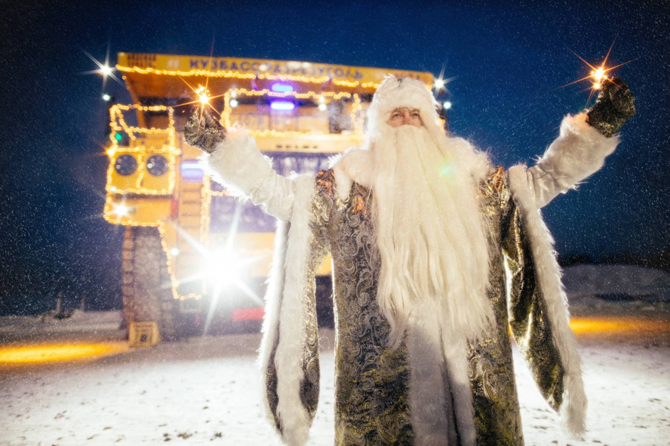 В Кузбассе 220-тонный самосвал под управлением Деда Мороза выполнил праздничный рейс