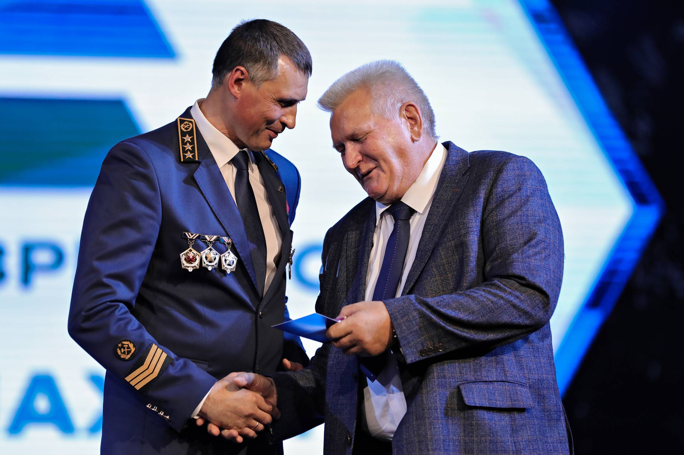 Лучшие горняки УК «Кузбассразрезуголь» получили более 700 наград  ко Дню Шахтера