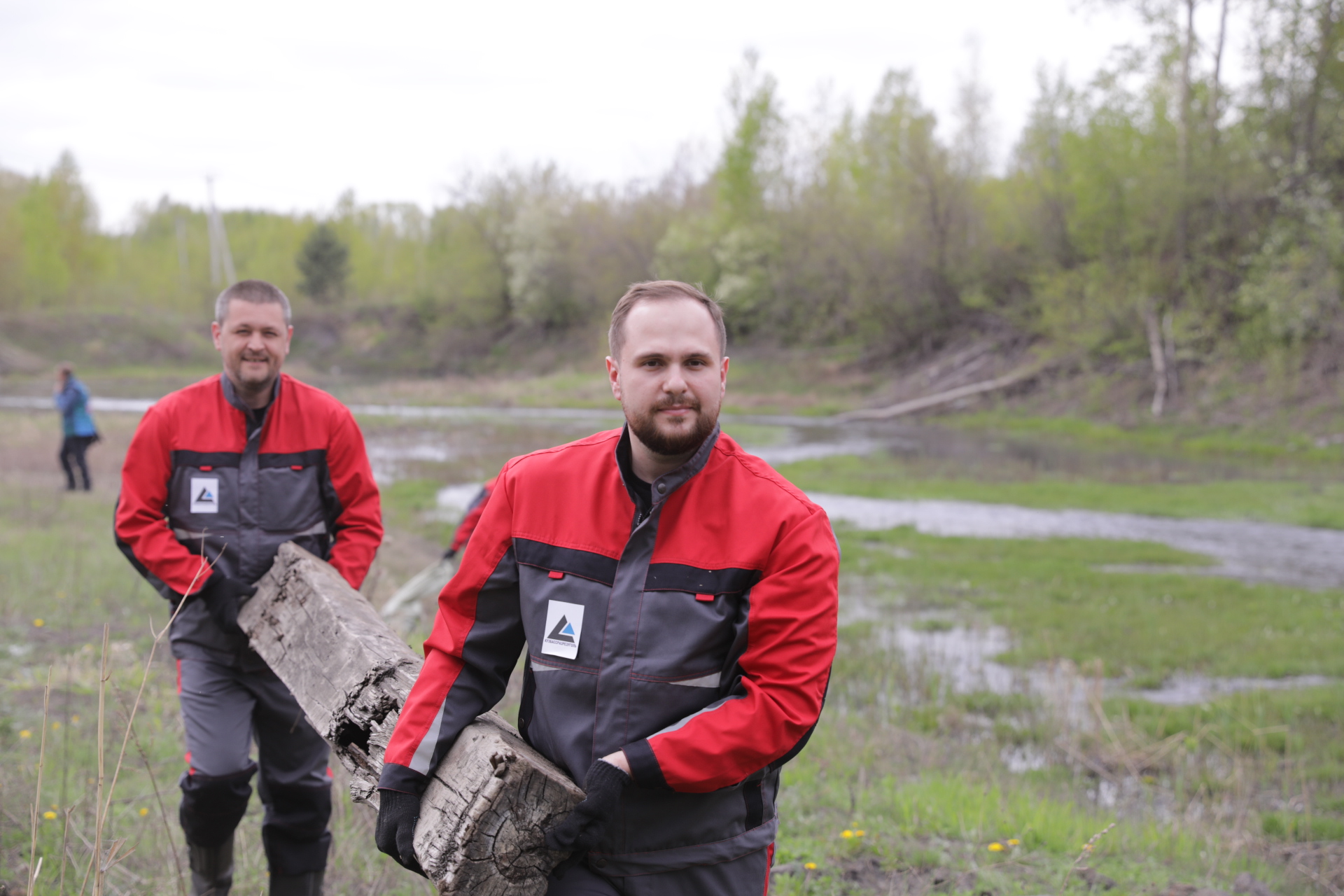 «Кузбассразрезуголь» очистил от мусора берега малой реки  рядом с Кедровским разрезом